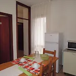Flat For 6 Guests With Private Garden アパート