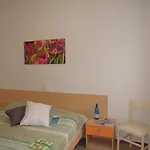 Flat For 6 Guests With Private Garden アパート ビビオーネ