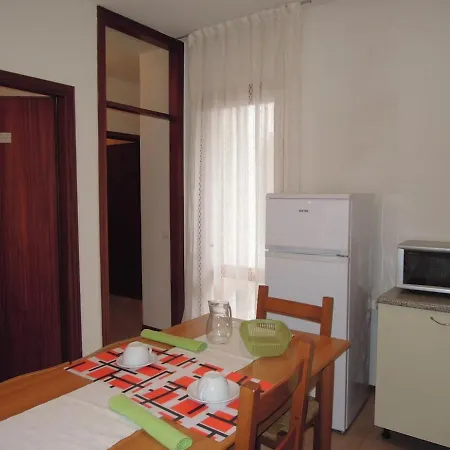 Flat For 6 Guests With Private Garden 아파트