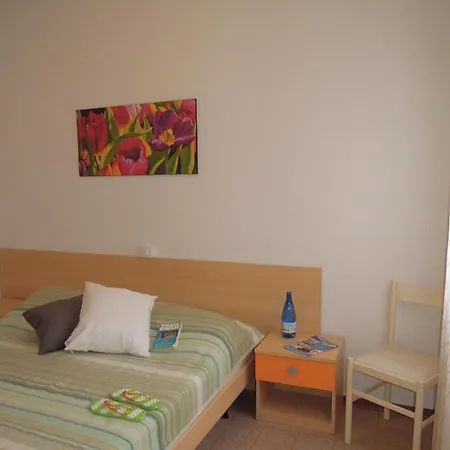 Lejlighed Flat For 6 Guests With Private Garden