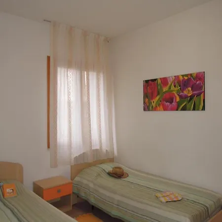 Flat For 6 Guests With Private Garden Apartment