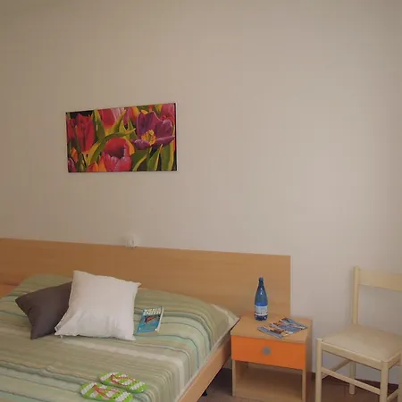Flat For 6 Guests With Private Garden Apartment *