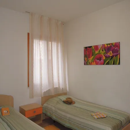 Flat For 6 Guests With Private Garden Apartment *